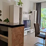 Lozina With Terrace Apartamento Podstrana